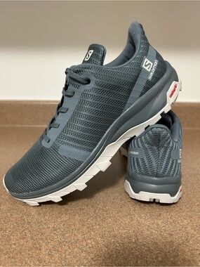 Salomon Women Outbound Prism hiking shoes. Size 8